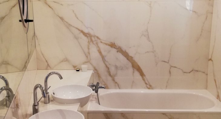 Salle de bains vasques intégrées avec miroir